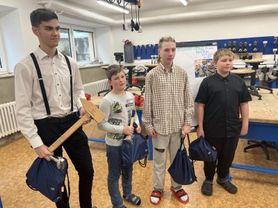 Zatloukání hřebíků 12/2022
